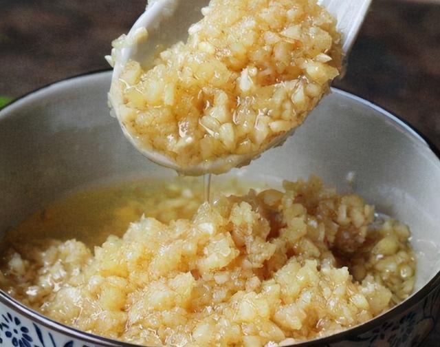 蒜蓉的制作方法，蒜蓉饼的制作方法（蒜蓉不苦不发黑）