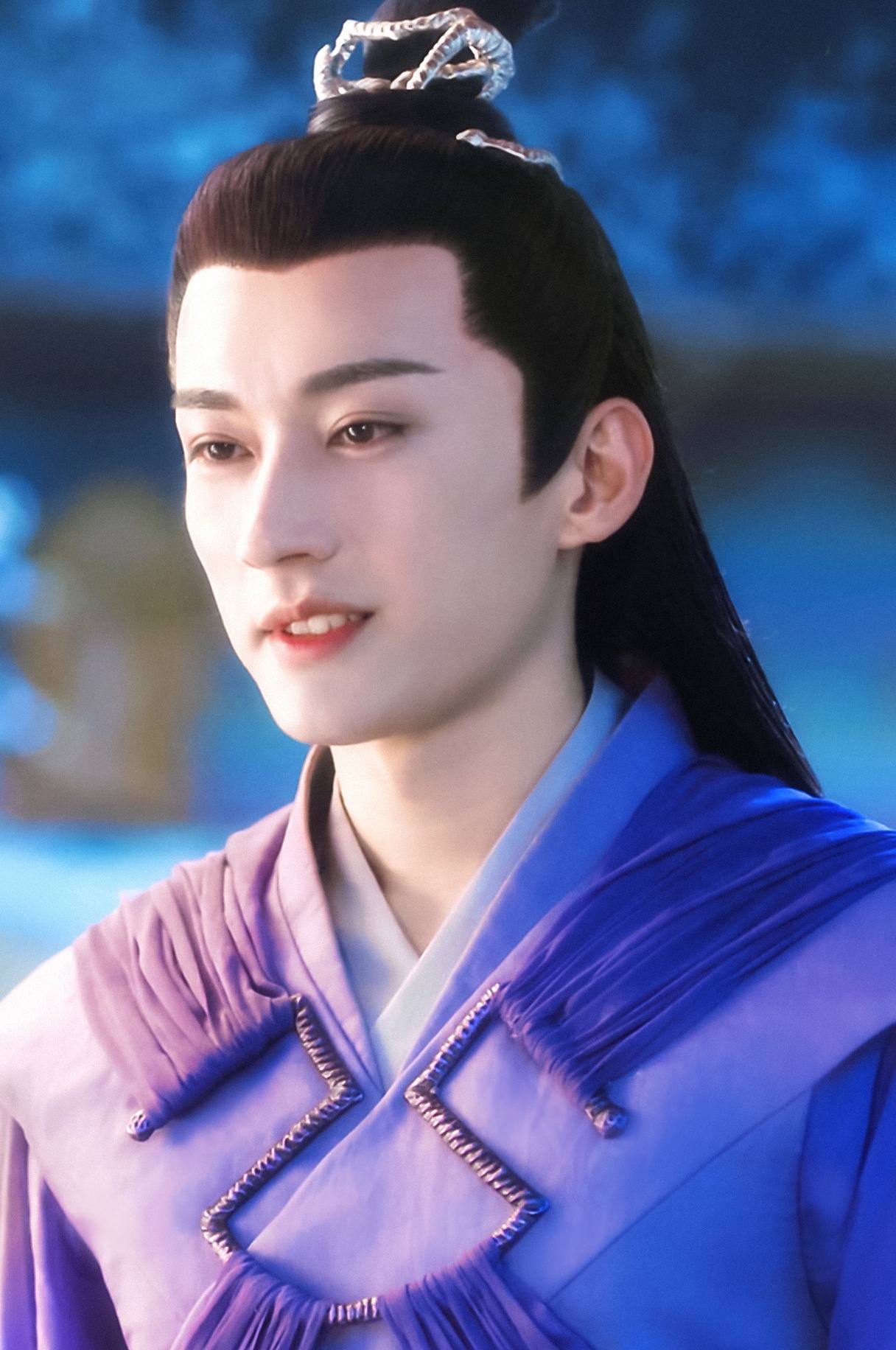 刘学义在《青云志》饰演青云门第一弟子萧逸才,他的古装扮相非常出色