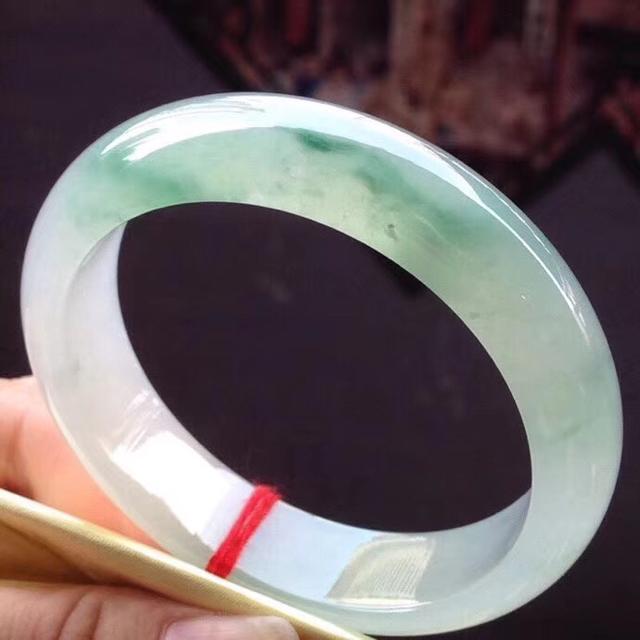 什么是冰种翡翠，翡翠冰糯种