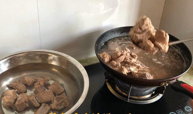 炖排骨能放白醋吗，因为你第一步就错了