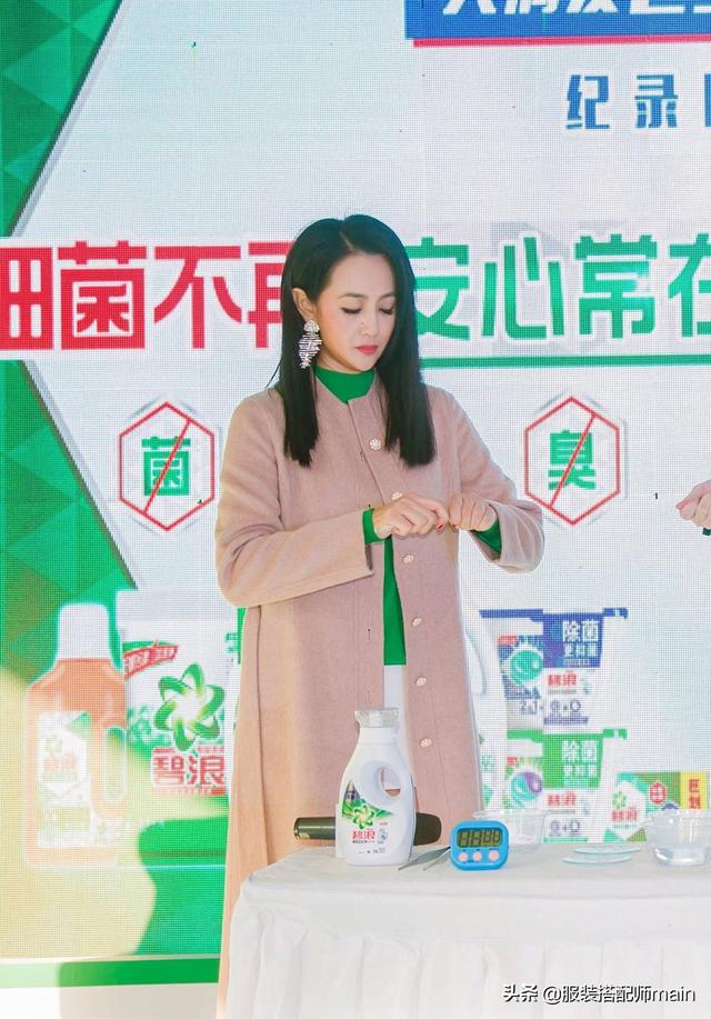 曹颖大肚照，曹颖老公的照片（穿白T恤紧身裤大秀麻杆腿）