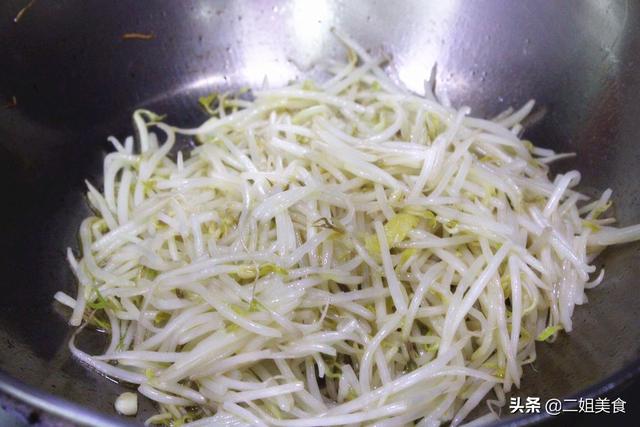 豆芽没炒熟有毒吗，怎么知道豆芽炒熟没（直接下锅炒豆芽就错了）