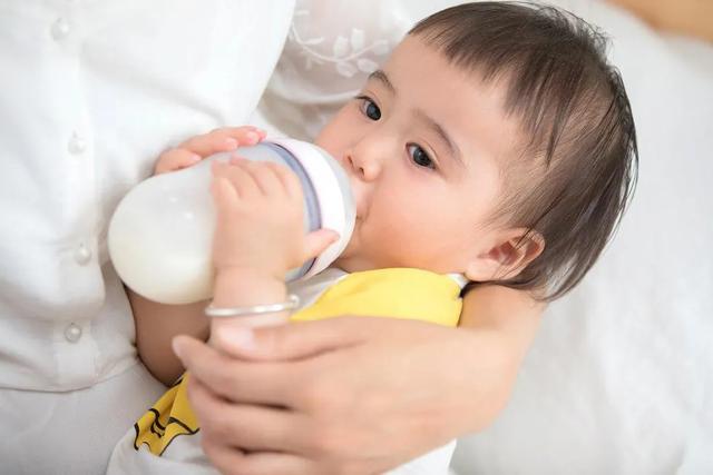 宝贝不喝奶粉怎么办，新生儿不喝奶粉怎么办（解决婴儿不吃奶粉的问题）