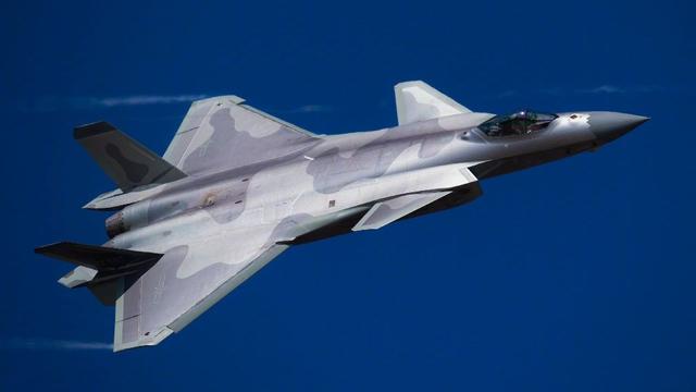 飞机白烟是什么，飞机上的白色烟是什么（为什么机翼会冒出白烟）