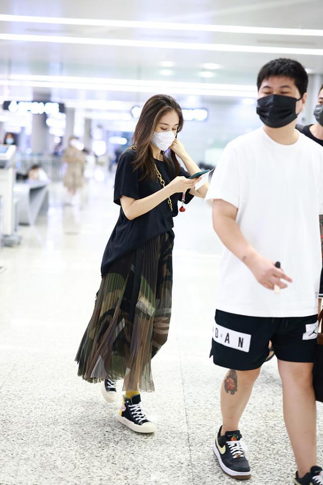 黑色百褶裙配什么上衣好看，黑色百褶裙配什么上衣（穿黑色T恤搭百褶裙）