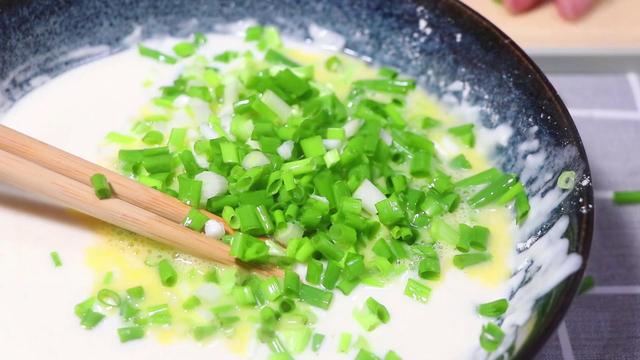 葱花鸡蛋饼的做法，葱花鸡蛋饼的家常做法（葱花鸡蛋饼的家常做法简单）