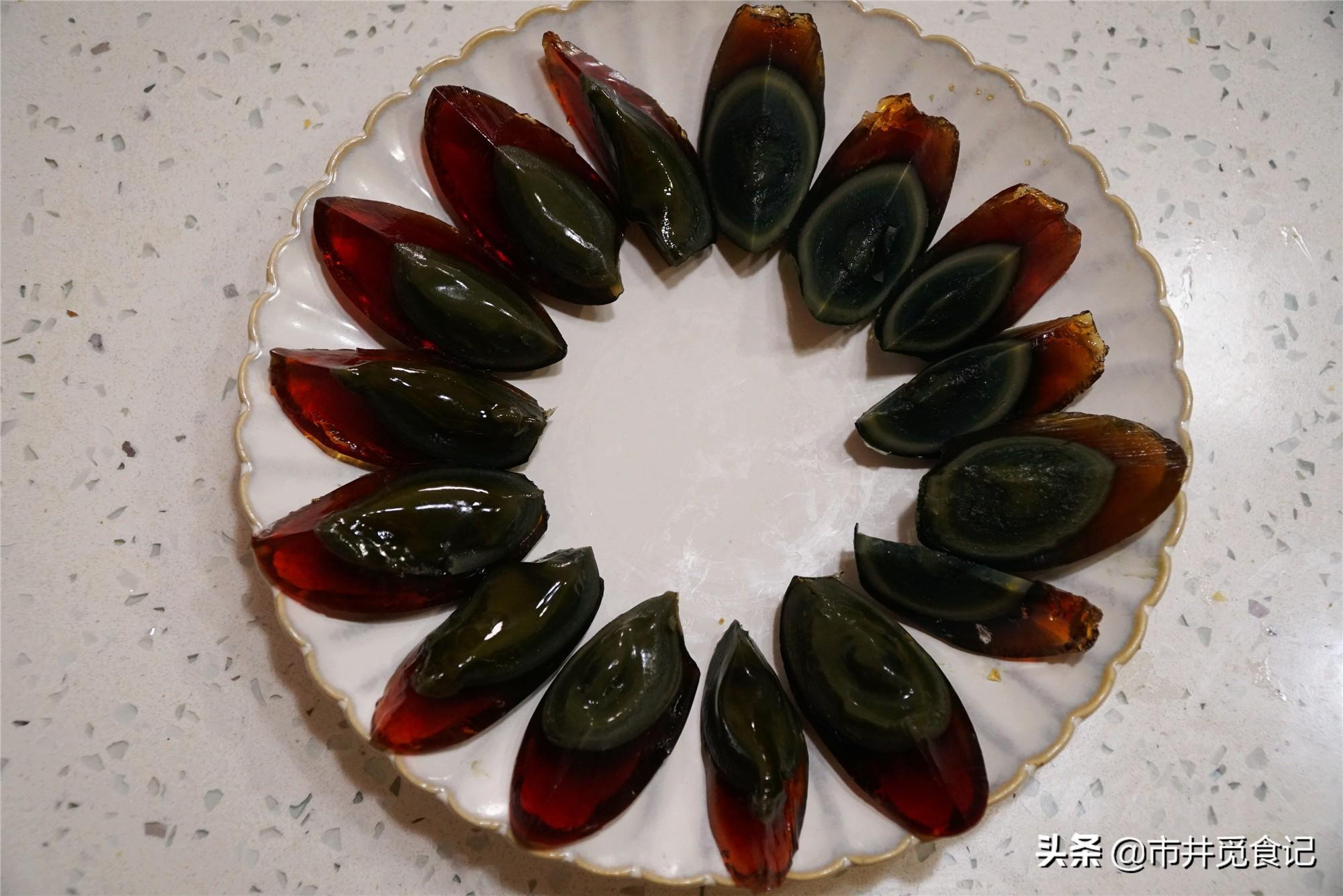 怎样做美味的凉拌松花蛋豆腐干黄瓜，豆腐和松花蛋凉拌菜怎么做（秋天最爱这道凉拌菜）