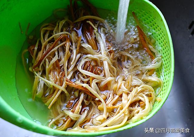 西红柿金针菇蛋花汤的做法，金针西红柿豆腐菇蛋花汤（我家隔三差五喝一次）