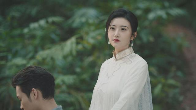 景甜的家庭背景曝光，父母已经离婚，生活里的司藤，依然相信爱情