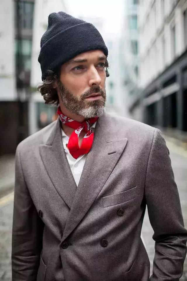 男士丝巾打法，男士方巾丝巾的系法（关于男士丝巾和它的系法）