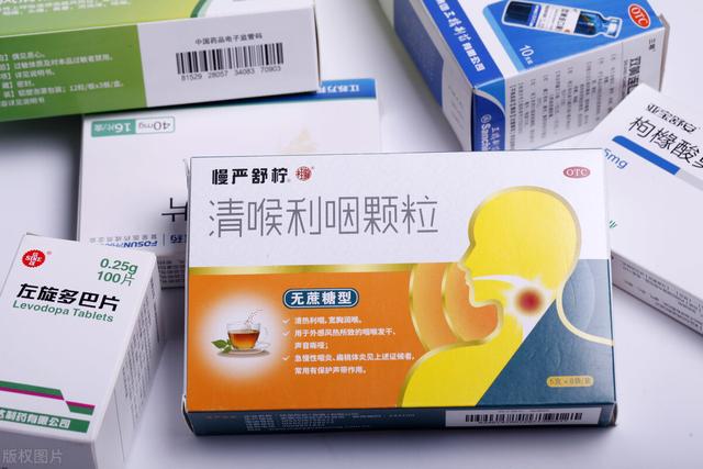 首先我们要多喝水,可以买一些消炎药,如头孢克肟胶囊.