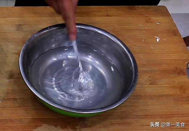 油泼面的家常做法，家常油泼面的做法（厨师长教你油泼面做法）