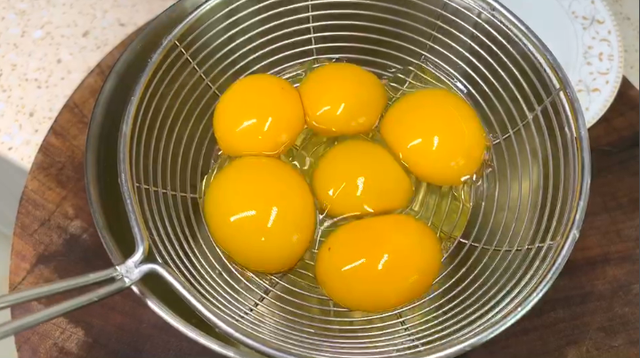 做简单的又好吃的蛋糕，怎么做又好吃又简单的蛋糕（家里有鸡蛋和面粉）