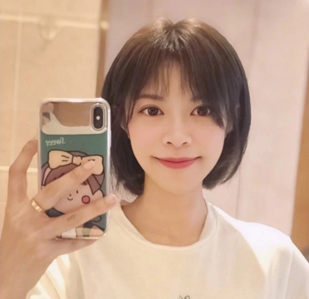 这款发型基本上不挑脸型,圆脸,方脸,长脸都可以.