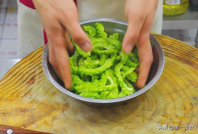 苦瓜怎么做不苦，苦瓜如何处理才能不苦（只需多这一个步骤）