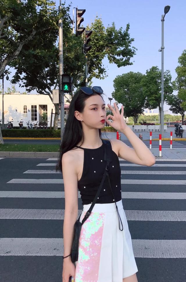 百褶裙的10种搭配方法，百褶裙子怎么搭配（怪不得女生总爱穿百褶裙）