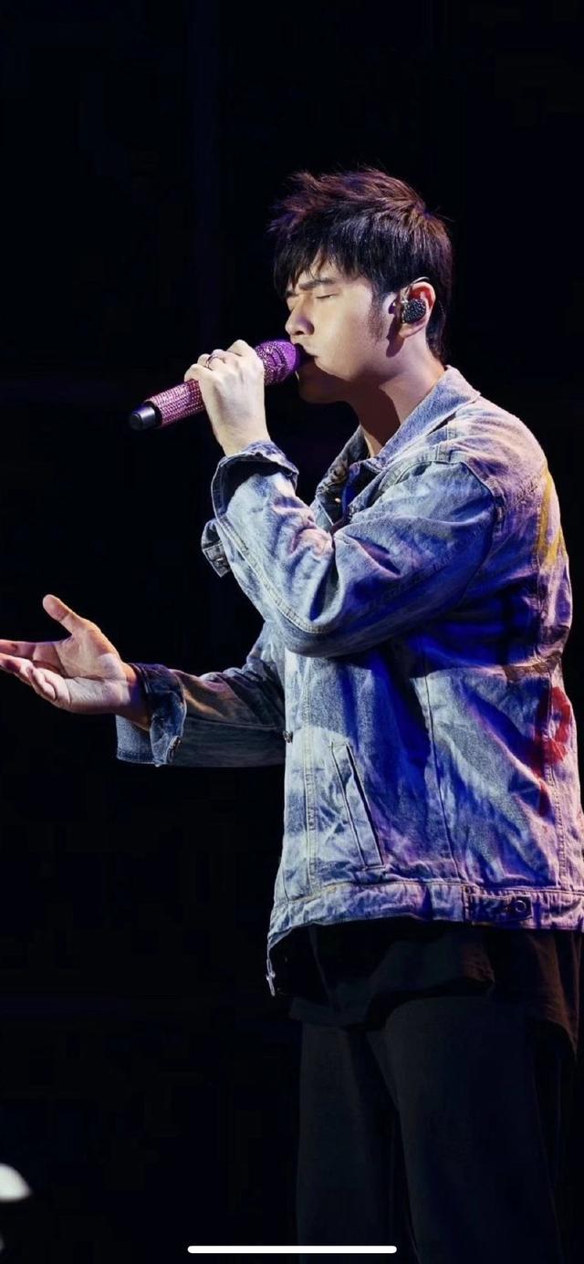 周杰伦高清图片，周杰伦照片（周杰伦高清壁纸：我不曾等雨停）