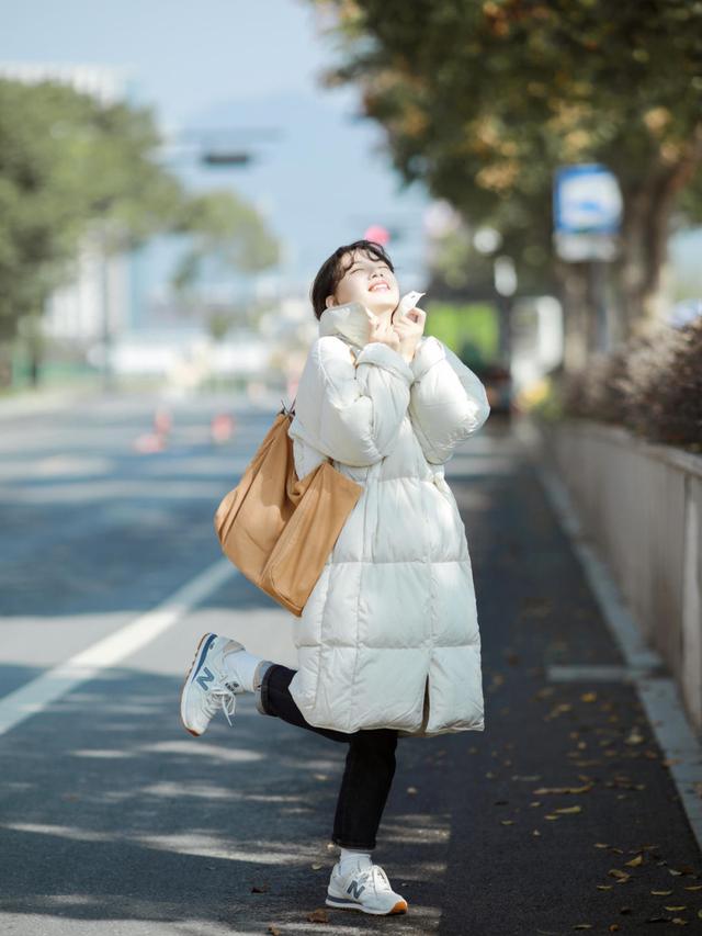 长款羽绒服图片，中长款羽绒服（这个冬天“长款羽绒服”又火了）