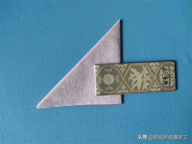 简易剪纸花-先折纸！，花用折纸怎么剪（分享漂亮的手帕剪纸）