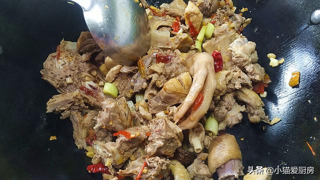 魔芋烧鸭的做法，家常魔芋烧鸭的做法（小猫喜欢的“魔芋烧鸭”每次都这样做）