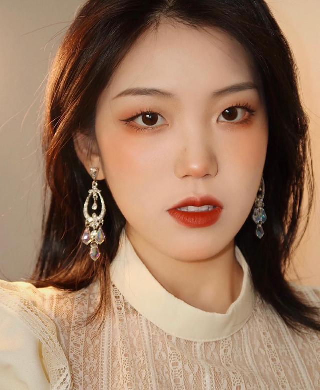 单眼皮怎么画眼妆，眼影怎么画好看（适合单眼皮的“复古眼妆”）