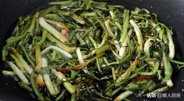求熬葱油汁的做法，正宗葱油怎么熬制最香窍门（葱油拌面这样做好吃）