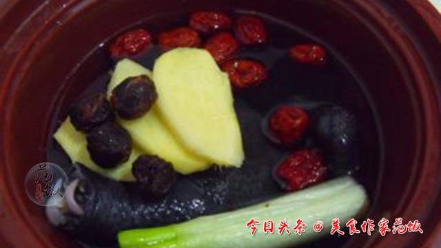 怎样炖乌鸡汤好喝又营养，怎么炖鸡汤好喝又营养（补血益气乌鸡汤、汤白味鲜又好喝、做法简单有窍门、快回家试试吧）