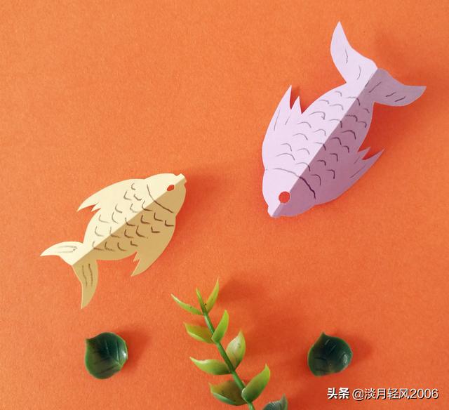 对折剪纸怎么剪，对折剪纸怎么剪春（一张小纸片剪出一条可爱小鱼儿）