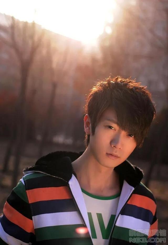 东来东往 - 没有眼泪的童话歌词是什么，东来东往别说我的眼泪你无所谓视频（消失的网络歌手——东来东往）