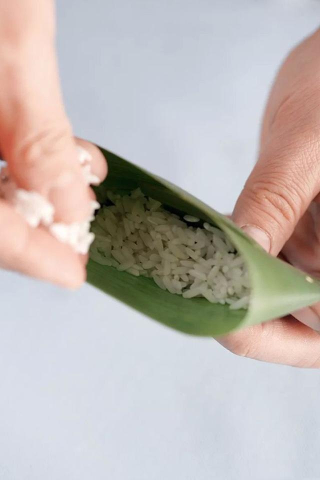 长棕子的包法粽子的包法，简单易学的长粽子包法（长粽的包法，你get到了没）