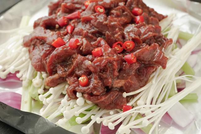 锡纸用哪一面接触食物，锡纸用哪一面接触食物的图片（给你变出宝藏牛肉料理）