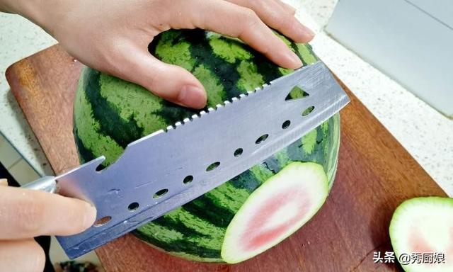 网红切西瓜方法，切西瓜的视频火了（韩国大妈教我的切西瓜方法）
