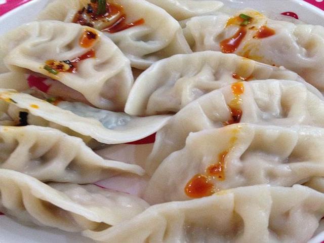 煮饺子用冷水还是热水，煮饺子用冷水还是热水多久（应该热水下锅还是冷水下锅）