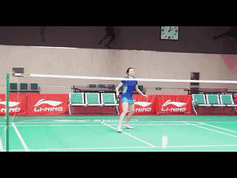 怎样学打羽毛球，羽毛球初学者训练步骤（标准的羽毛球基础动作图解）