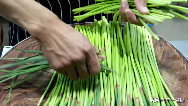 蒜苗怎么腌制才好吃，蒜苗的腌制方法（大厨教你酱汁腌蒜苔的家常做法）