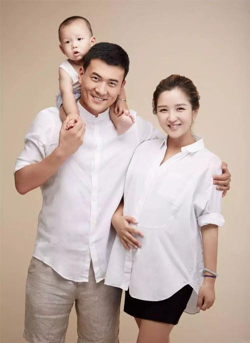 何洁老公是谁，歌手何洁老公是谁（何洁晒一家五口海边度假视频）