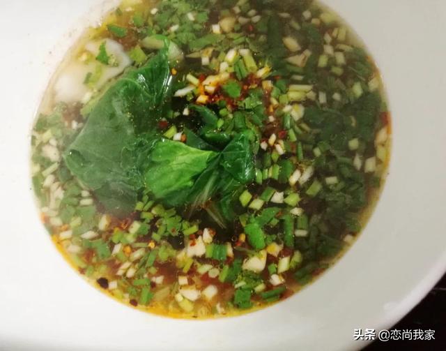 牛肉抄手馅加什么配菜比较好，牛肉馅用什么配菜好（早餐吃一碗热腾腾的牛肉馄饨或泡椒牛肉丝面）