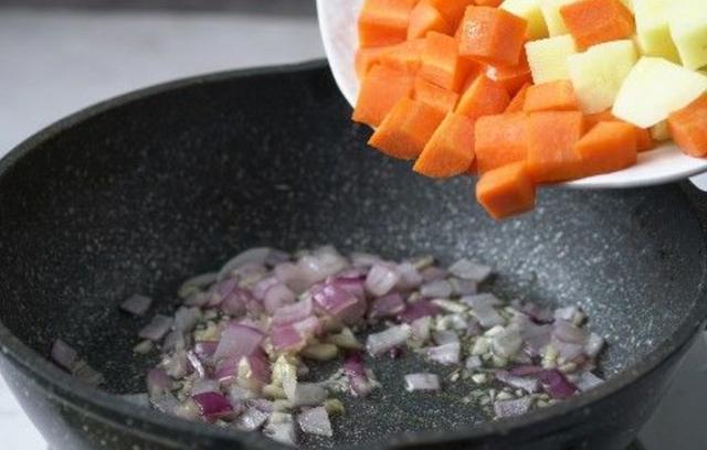 咖喱牛肉的做法，牛肉酱的做法最正宗的做法视频（加咖喱做法也不错）