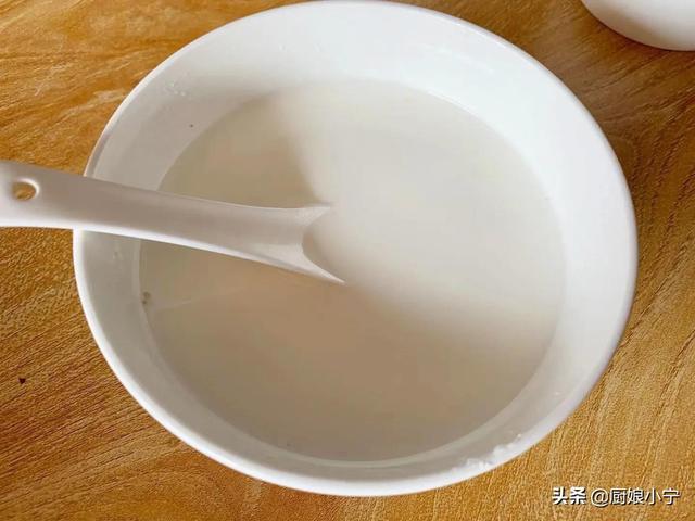 炸过的油怎么变清，炸过的食用油怎样变清（过年炸剩的旧油不要扔）