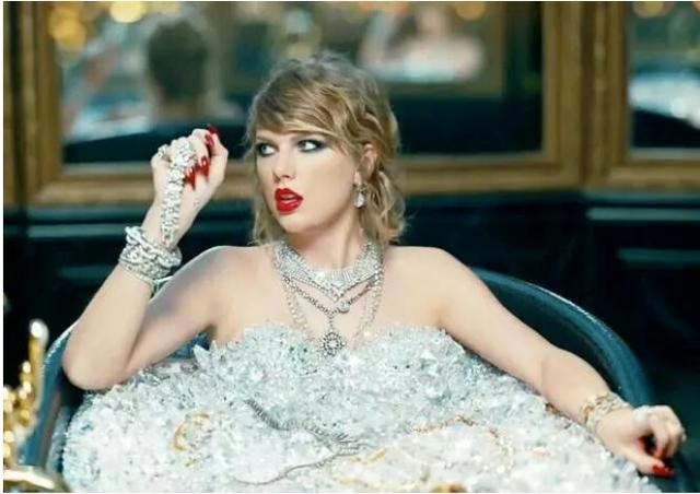 宝格丽蛇形戒指，宝格丽蛇形戒指怎么样（她的首饰自带格局让你格外诧异）