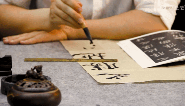 初学者怎样练毛笔字 教你写出好看的书法，初学者怎样练毛笔字（初练毛笔字，究竟如何开始写）