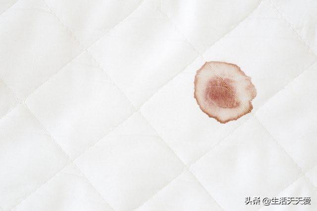 可乐弄到白衣服上能洗掉吗，可乐撒白衣服上能洗掉吗（都可以用可乐来清洁）