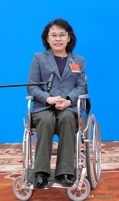 张海迪简介，张海迪简介和事迹200字（张海迪：5岁时高位截瘫）