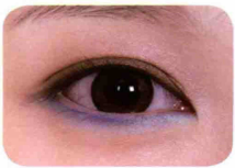 下眼线怎么画，下眼线怎么画显眼睛大（使用蓝色画下眼线）