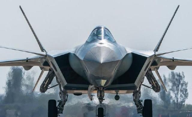 飞机白烟是什么，飞机上的白色烟是什么（为什么机翼会冒出白烟）