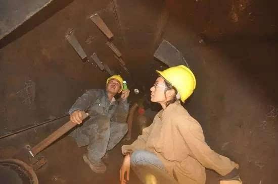 老农民工炼铁，炼铁厂工人的照片让人心疼