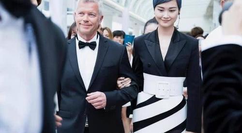李宇春嫁78岁外国富翁婚礼，李宇春结婚（老头身份曝光后，网友惊呼）
