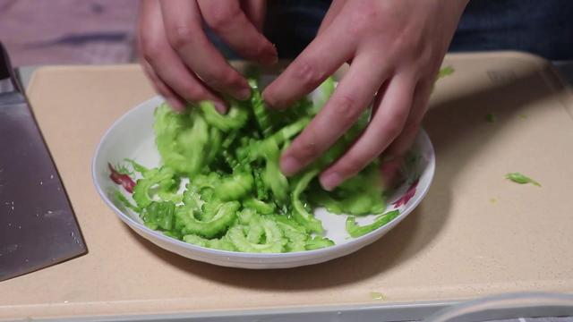 苦瓜炒鸡蛋怎么炒好吃，如何做苦瓜炒鸡蛋好吃又不苦（这才是苦瓜炒鸡蛋更好吃的做法）