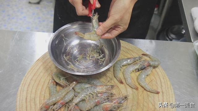 油焖大虾用什么虾，六种油焖大虾的做法（大虾怎能只煮或炸着吃）