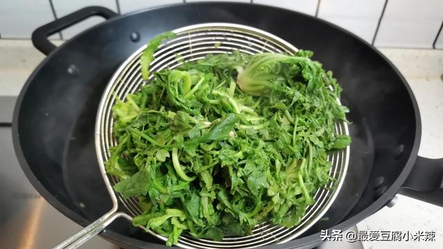 荠菜怎么保存，荠菜哪三种人不能吃（荠菜太多吃不完）